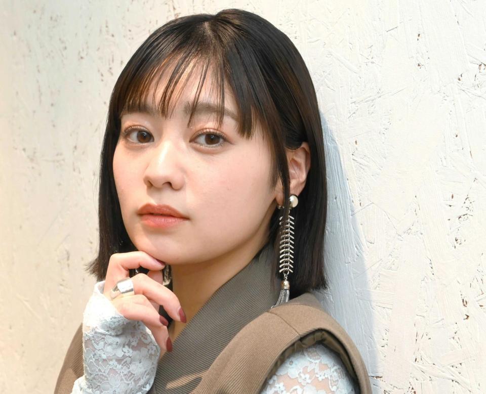 　カメラに向かって視線を送る吉柳咲良（撮影・高部洋祐）