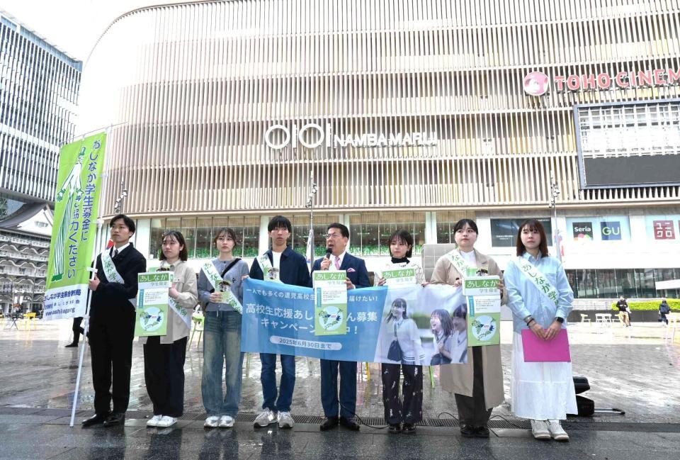 　街頭で募金活動を行う西川きよし（中央）＝撮影・高部洋祐