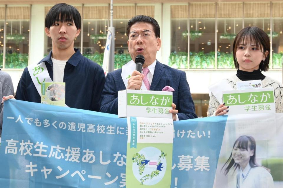 　街頭で募金活動を行う西川きよし（中央）＝撮影・高部洋祐