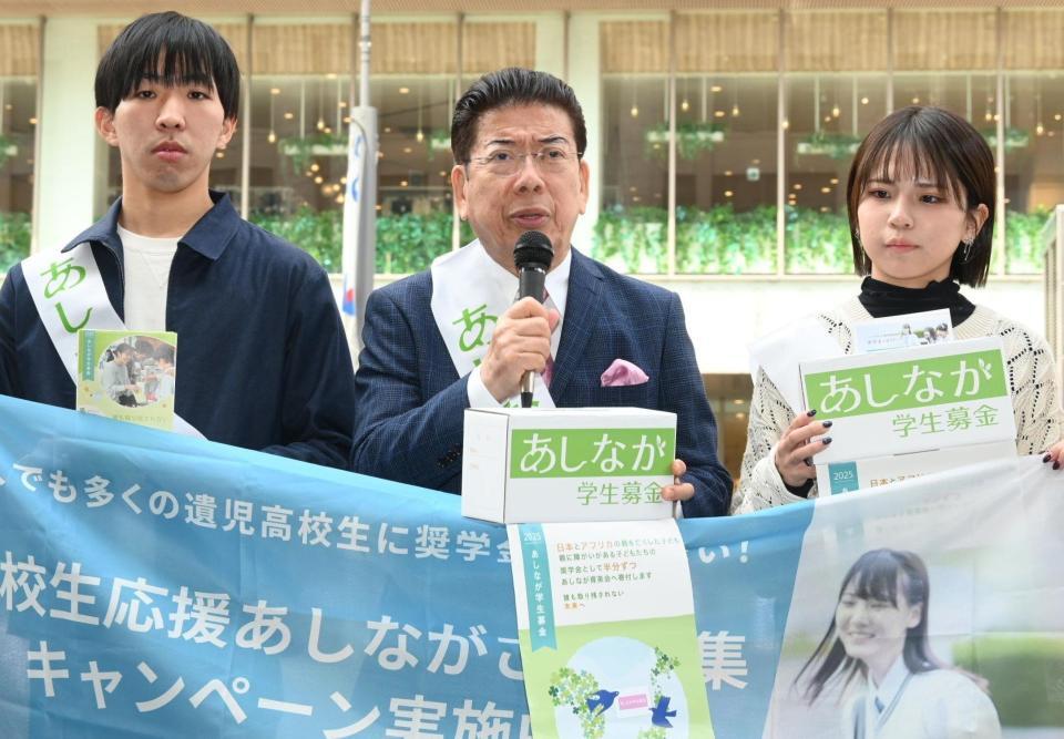 　街頭で募金活動を行う西川きよし（中央）＝撮影・高部洋祐