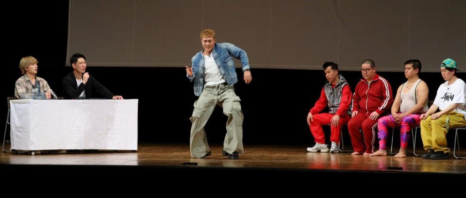 　ジェネレーソンズの初日公演にゲスト出演しコラボネタを披露したＧＥＮＥＲＡＴＩＯＮＳの白濱亜嵐（左端）と中務裕太（同３人目）