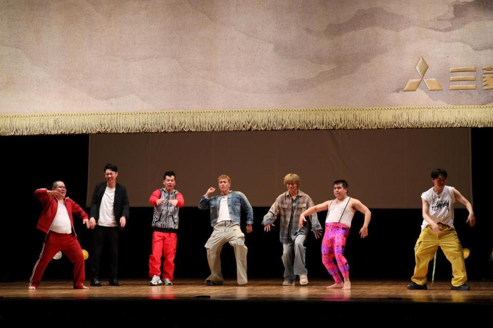 　ジェネレーソンズの公演にゲスト出演し、メンバーとともに最後までボケまくるＧＥＮＥＲＡＴＩＯＮＳの中務裕太（中央左）と白濱亜嵐（同右）