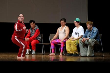 　ジェネレーソンズとのコラボネタで笑いをこらえるＧＥＮＥＲＡＴＩＯＮＳの中務裕太（右）