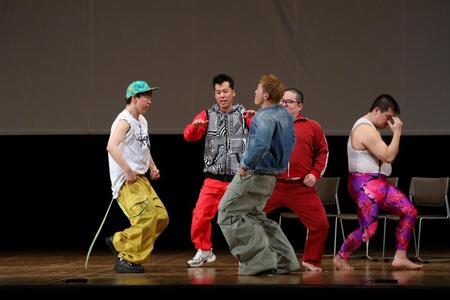 　ジェネレーソンズの公演でゲスト出演したしたＧＥＮＥＲＡＴＩＯＮＳの中務裕太（中央）