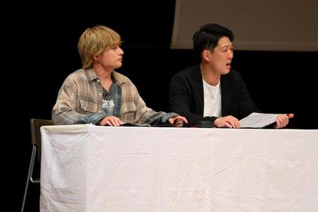 　ジェネレーソンズの公演にゲスト出演したＧＥＮＥＲＡＴＩＯＮＳの白濱亜嵐（左）