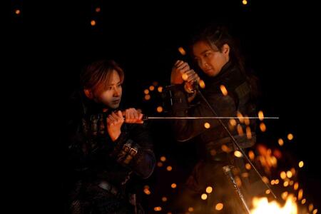 　堂本光一（左）と井上芳雄が出演する「『ナイツ・テイル－騎士物語－』ＡＲＥＮＡ　ＬＩＶＥ」ビジュアル