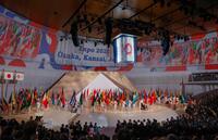 　大阪・関西万博の開会式で、入場した参加国と地域、国際機関の旗手たち