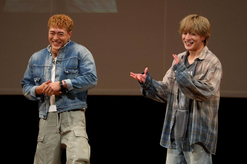 　ジェネレーソンズの公演でゲスト出演したしたＧＥＮＥＲＡＴＩＯＮＳの中務裕太（左）と白濱亜嵐