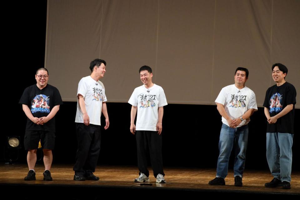 　８都市巡る全国ツアーの初日を迎えたジェネレーソンズの（左から）和田まんじゅう、青山フォール勝ち、岸健之助、アタック西本、かみちぃ