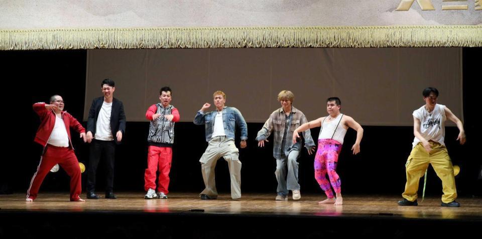 　ジェネレーソンズの公演にゲスト出演し、メンバーとともに最後までボケまくるＧＥＮＥＲＡＴＩＯＮＳの中務裕太（左から４人目）と白濱亜嵐（同５人目）