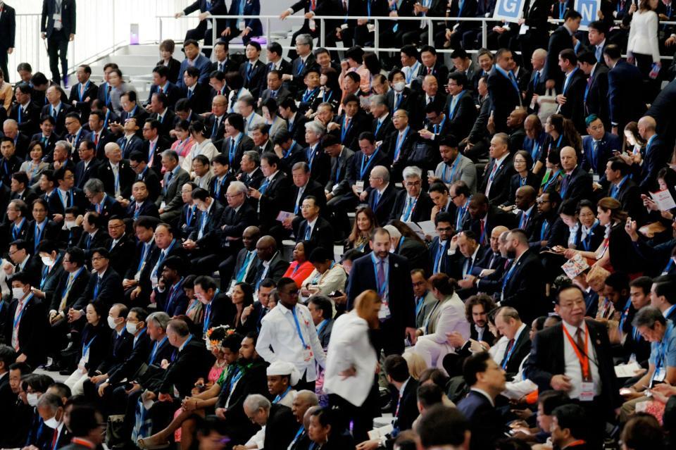 　大阪・関西万博の開会式会場に集まった人たち