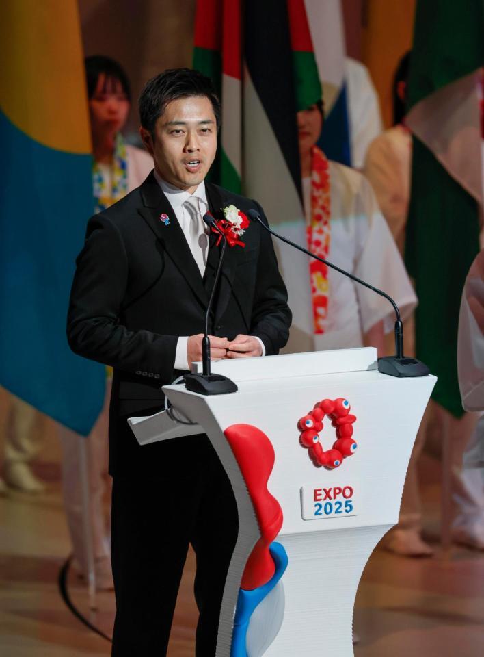 　大阪・関西万博の開会式で、歓迎の言葉を述べる大阪府の吉村洋文知事