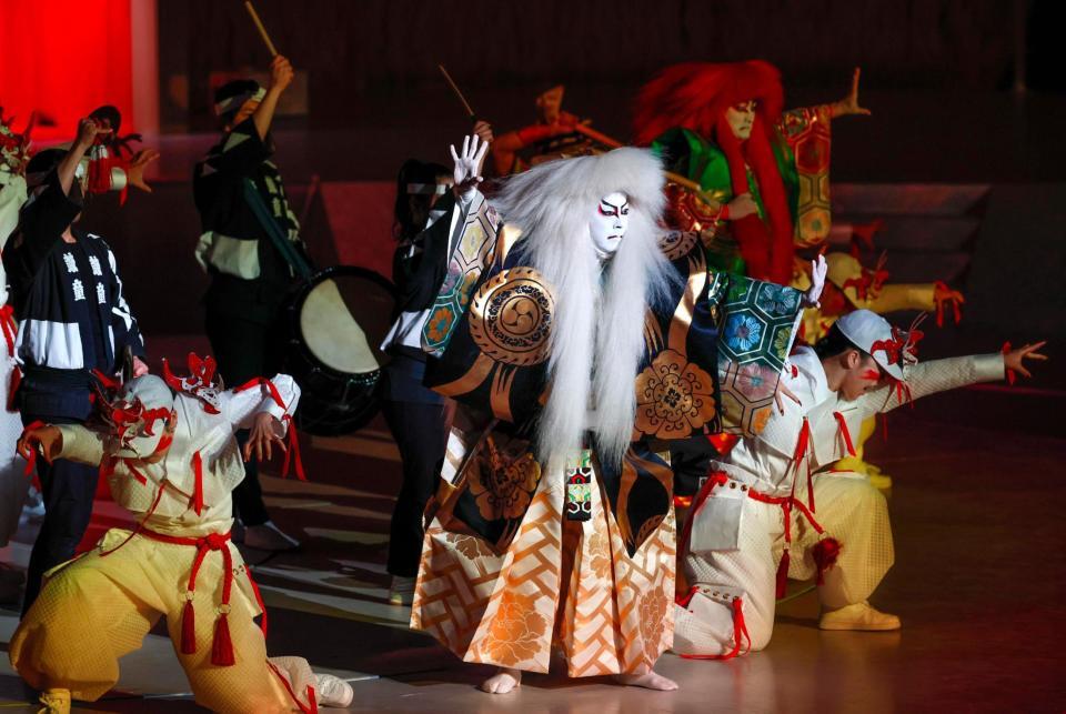 　大阪・関西万博の開会式でパフォーマンスを披露する尾上菊之助（中央）ら