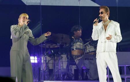 　サプライズゲストとして登場したＡＩ（左）と美声を響かせたＥＸＩＬＥ　ＡＴＳＵＳＨＩ