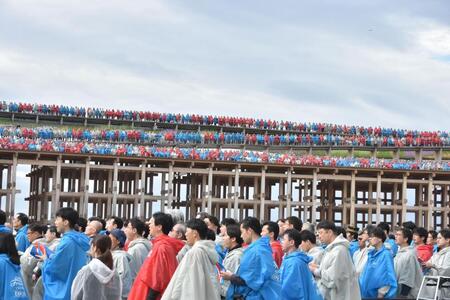 　大屋根リングの上で合唱する参加者たち