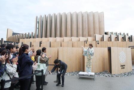 　来館者を迎える藤原紀香（撮影・石井剣太郎）