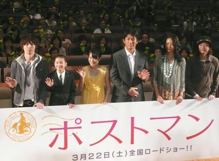 　主演映画「ポストマン」の舞台あいさつに出席した長嶋一茂（左から４人目）ら＝２００８年３月