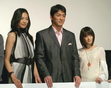 　映画「ポストマンの」初日舞台あいさつを行った（左から）原沙知絵、長嶋一茂、北乃きい＝２００８年３月