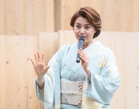 　来館者を迎える藤原紀香（撮影・石井剣太郎）