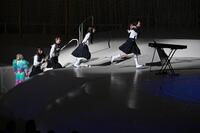 　大阪万博の開会式に登場した「新しい学校のリーダーズ」（代表撮影）