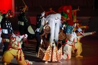 　大阪・関西万博の開会式でパフォーマンスを披露する尾上菊之助（中央）ら