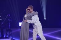 　サプライズゲストとして登場したＡＩ（左）とハグをするＥＸＩＬＥ　ＡＴＳＵＳＨＩ