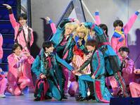 　ジュニアをバックにハートマークを作るＡＣＥｅｓ（中央から時計回りに）那須雄登、深田竜生、浮所飛貴、作間龍斗、佐藤龍我（撮影・伊藤笙子）