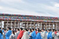 　大屋根リングの上で合唱する参加者たち