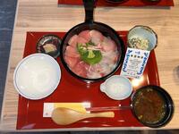 　近大サラブレッド魚と近大マグロの紅白手桶寿司