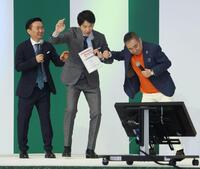 　かまいたち・濱家隆一（中央）につっこむ桂文枝（右）＝撮影・石井剣太郎