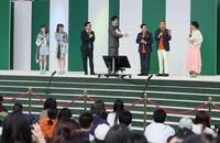 　「よしもとｗａｒａｉｉ　ｍｙｒａｉｉ館」をＰＲする（左から）かまいたち・濱家隆一、山内健司、桂文枝、西川きよしら（撮影・石井剣太郎）