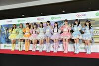 　カラフルな衣装でレッドカーペットに登場しポーズを決める＝ＬＯＶＥ（撮影・開出牧）