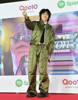 　レッドカーペットでハートポーズを決めるｉｍａｓｅ（撮影・開出牧）