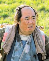え？メガネとスーツがないとわからない…。吾作役の芋洗坂係長。ＮＨＫ大河ドラマ「べらぼう～蔦重栄華乃夢噺～」より