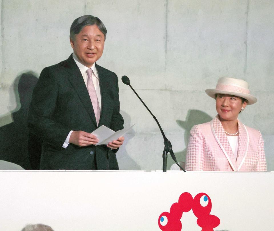 　大阪・関西万博の開会式であいさつされる天皇陛下と皇后さま（代表撮影）