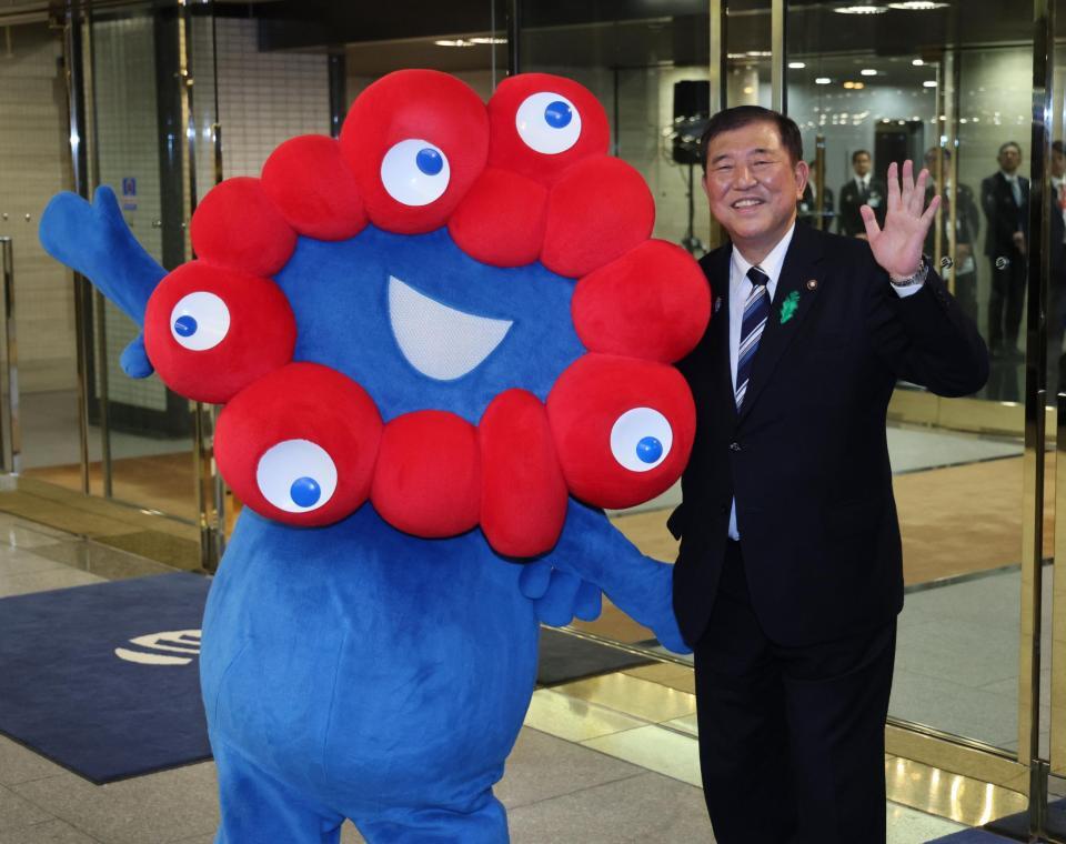 　レセプション終了後、大阪・関西万博の公式マスコット「ミャクミャク」に見送られる石破首相＝代表撮影