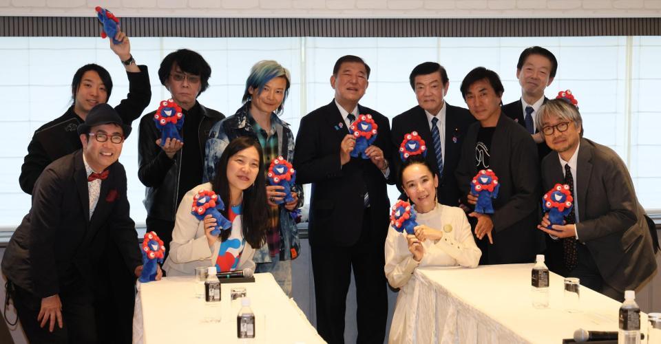 　大阪・関西万博のプロデューサーらと記念写真に納まる石破首相（中央）＝代表撮影