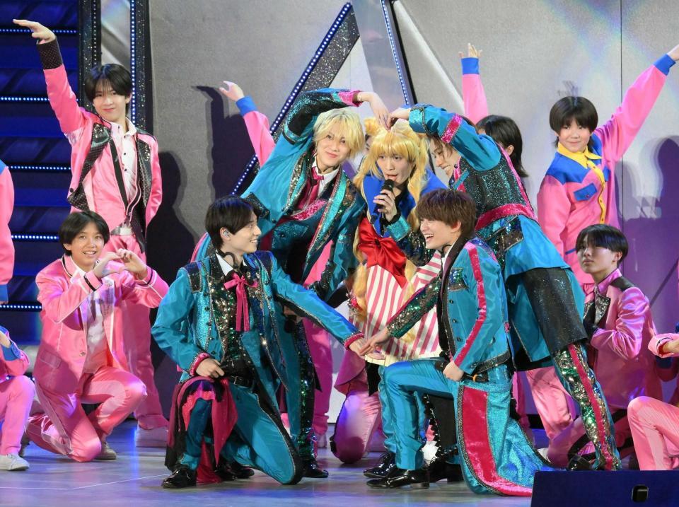 　ジュニアをバックにハートマークを作るＡＣＥｅｓ（中央から時計回りに）那須雄登、深田竜生、浮所飛貴、作間龍斗、佐藤龍我（撮影・伊藤笙子）