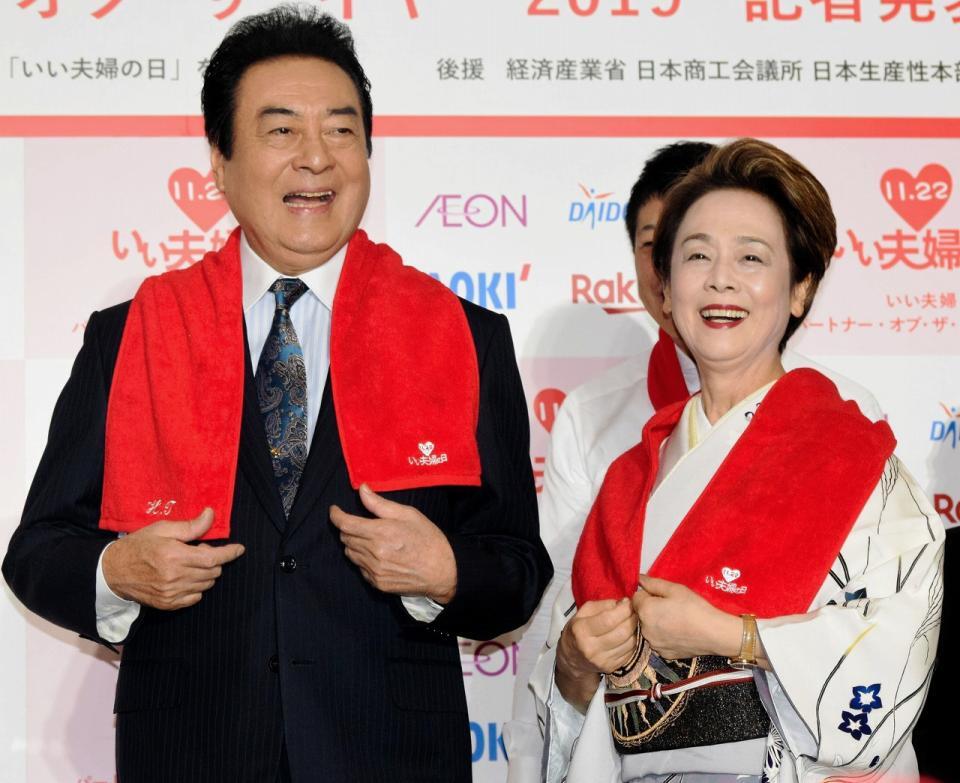 　高橋英樹（左）と美恵子夫人＝２０１９年撮影