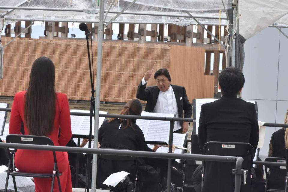 　万博会場で指揮する佐渡裕氏