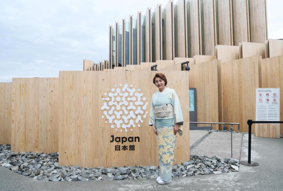 　来館者を迎える藤原紀香（撮影・石井剣太郎）