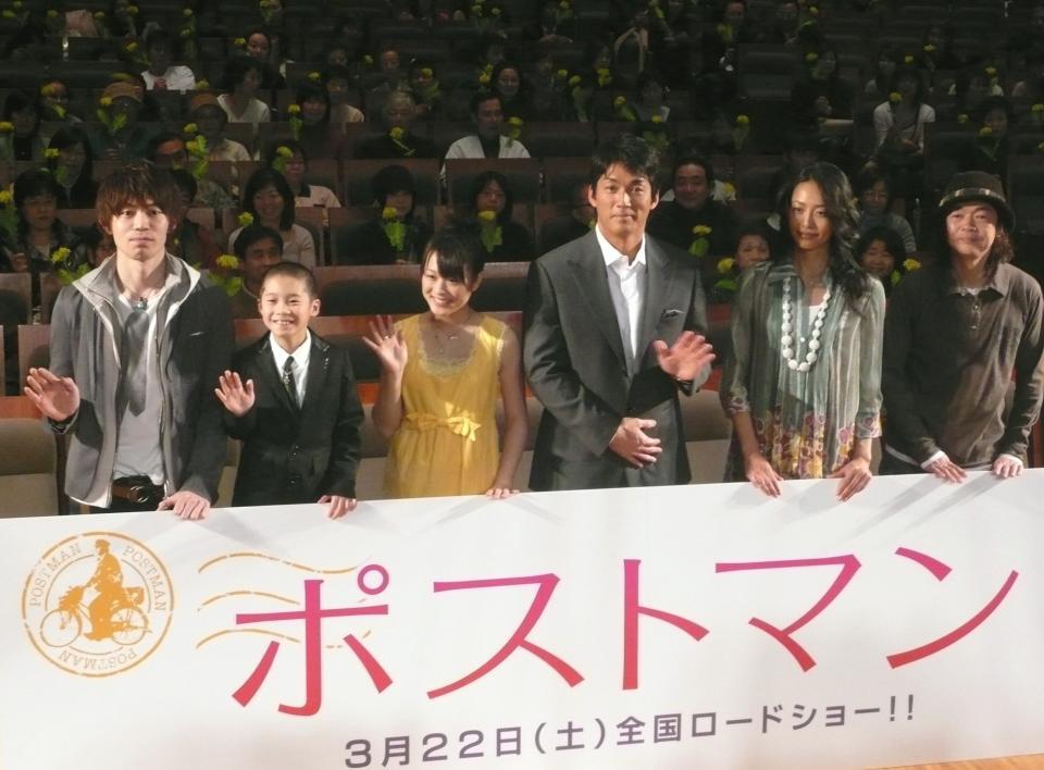 　主演映画「ポストマン」の舞台あいさつに出席した長嶋一茂（左から４人目）ら＝２００８年３月