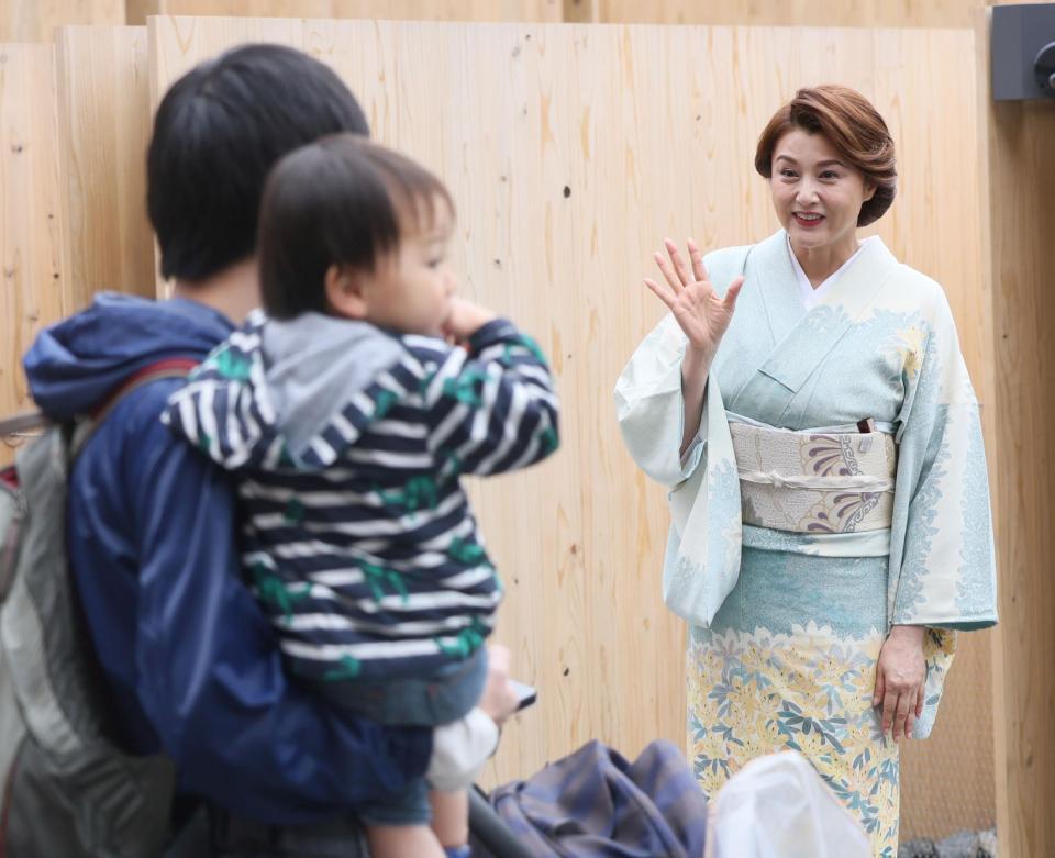 　来館者を迎える藤原紀香（撮影・石井剣太郎）