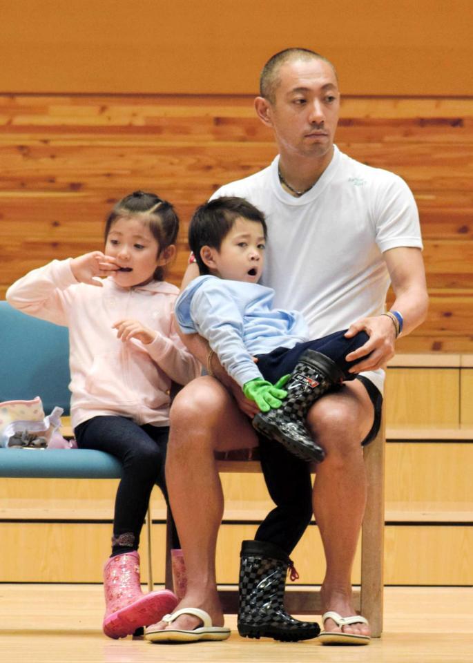 １７年７月２９日、長女、長男とともに麻央さんの思いをついで植樹のイベントに出席した市川海老蔵（当時）