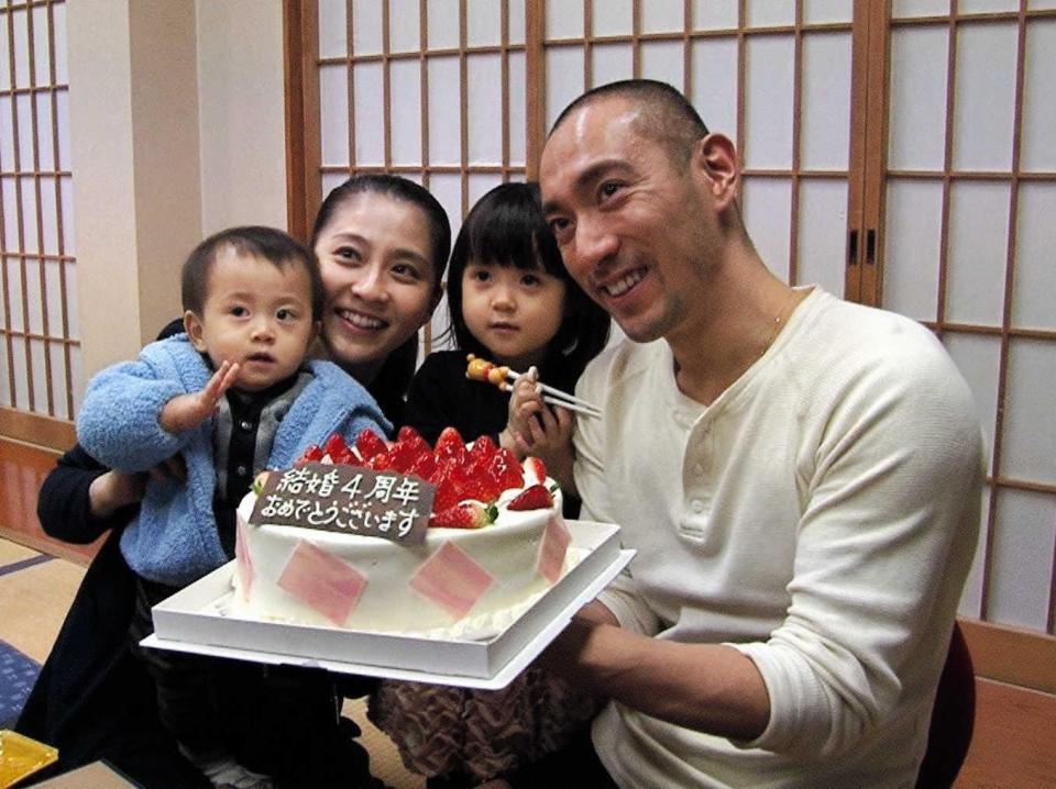 １４年、結婚４周年を祝う（左から）勧玄くん、小林麻央、麗禾ちゃん、市川海老蔵