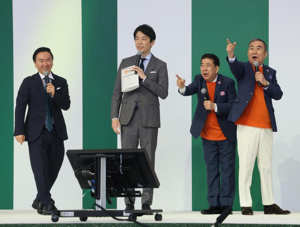 　「よしもとｗａｒａｉｉ　ｍｙｒａｉｉ館」をＰＲする（左から）かまいたち・山内健司、濱家隆一、西川きよし、桂文枝（撮影・石井剣太郎）