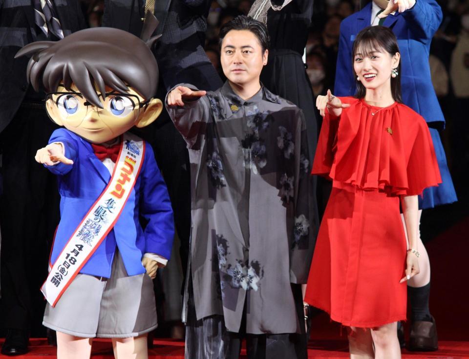 　ポーズを決める（左から）江戸川コナン、山田孝之、山下美月