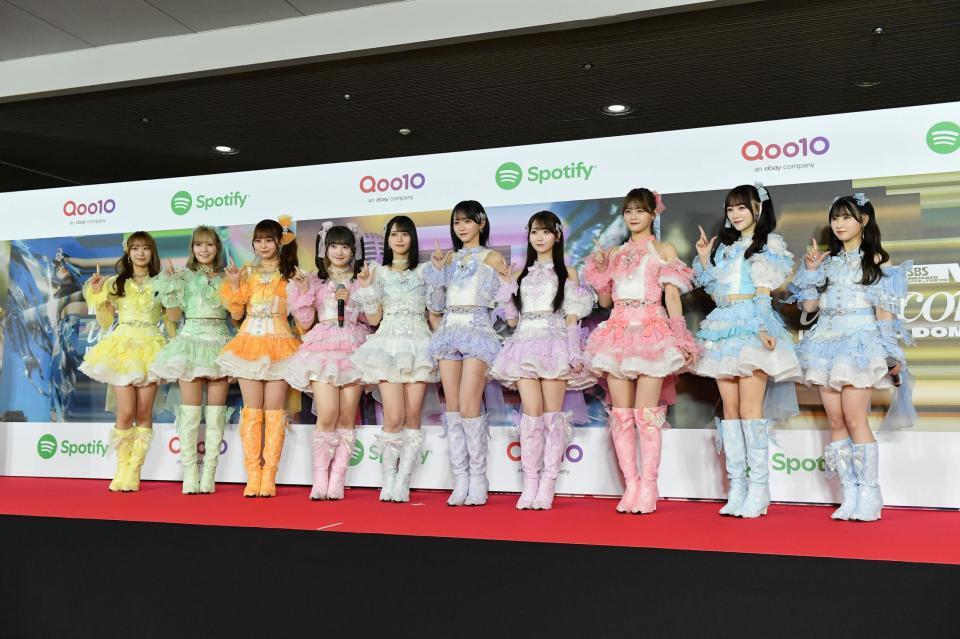 　カラフルな衣装でレッドカーペットに登場しポーズを決める＝ＬＯＶＥ（撮影・開出牧）