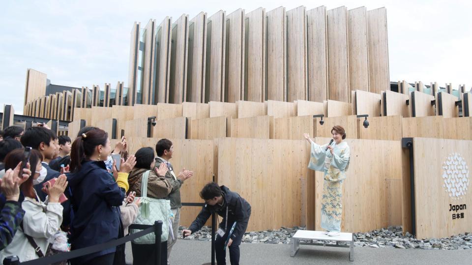 　日本館で来館者を迎える藤原紀香（撮影・石井剣太郎）