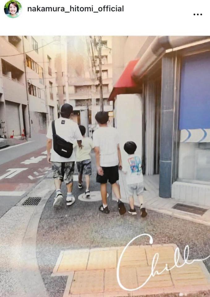 夫・大竹と息子３人の後ろ姿。中村仁美のインスタグラム＠ｎａｋａｍｕｒａ＿ｈｉｔｏｍｉ＿ｏｆｆｉｃｉａｌ（２４年７月）より